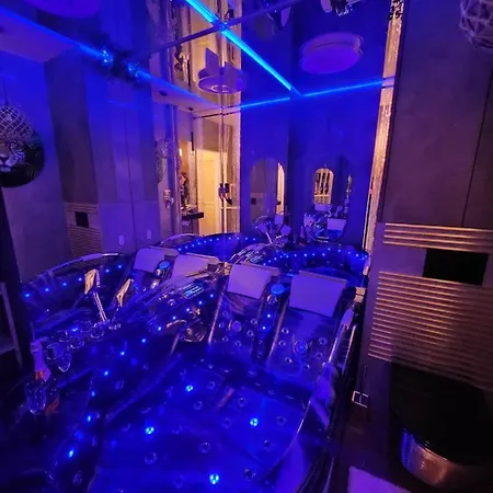 Wola Wyjatkowe: Luxe With Jacuzzi, Sauna & Prosecco Apartment
