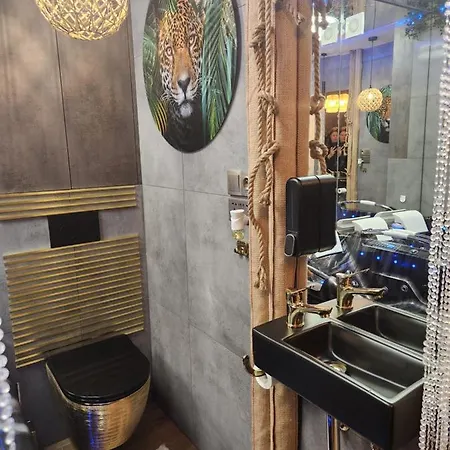 Apartment Wola Wyjatkowe: Luxe With Jacuzzi, Sauna & Prosecco Warsaw