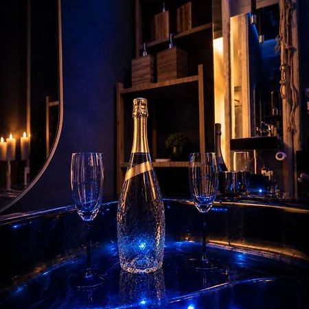 Wola Wyjatkowe: Luxe With Jacuzzi, Sauna & Prosecco