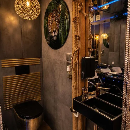 Jacuzzi & Sauna Wola شقة *