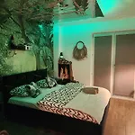 Jacuzzi & Sauna Wola شقة *